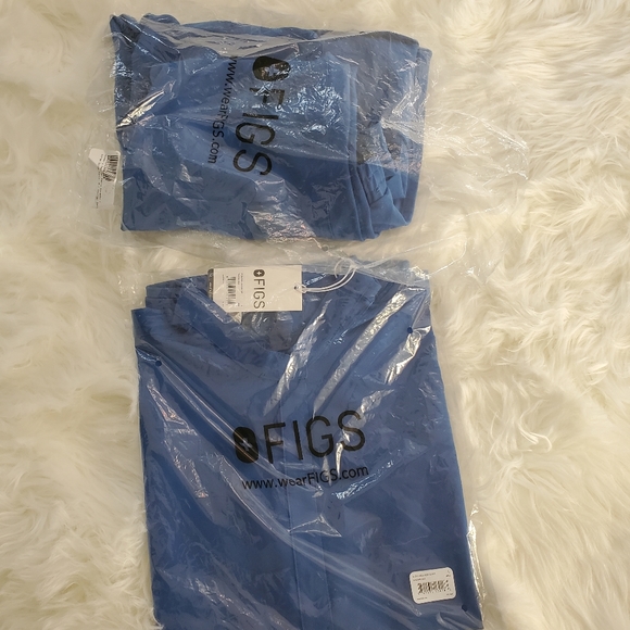 Figs Scrub Set: Rafaela top & Yola Pants - Picture 4 of 5